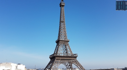 Andria come Parigi: sul tetto di un edificio si trova la "Torre Eiffel". � alta quattro metri